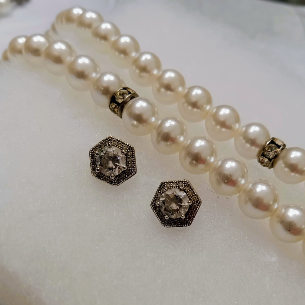 Earrings Only That Match My Pearl Necklace Shown In This Photo.